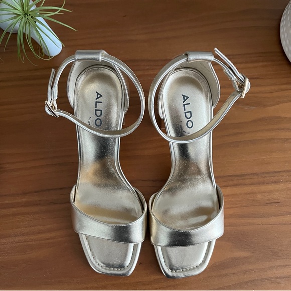 *SOLD* Aldo Block Heel Gold Sandals, Sz 7 - Picture 6 of 6